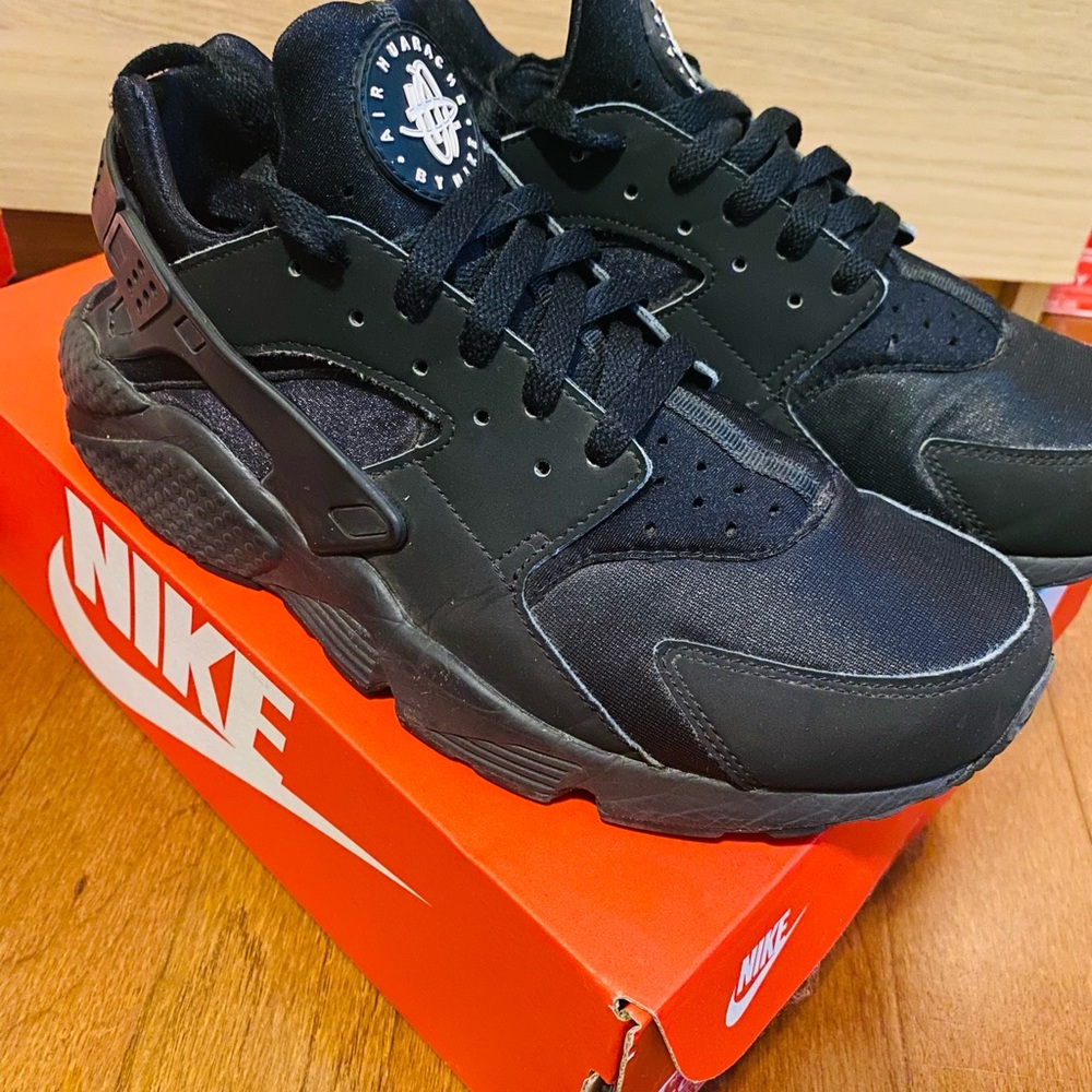 Men’s Nike Huarache in black, size 10, like new condition